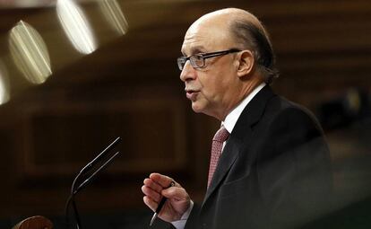 El ministro de Hacienda, Cristóbal Montoro, durante su intervención en una sesión de control en el Congreso, el pasado día 15.