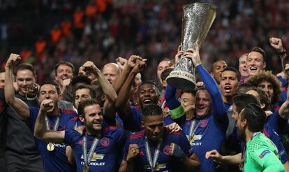 Los jugadores del Manchester United levantan el trofeo de la Europa League el pasado 24 de mayo.