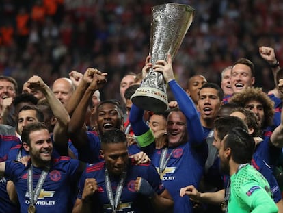 Los jugadores del Manchester United levantan el trofeo de la Europa League el pasado 24 de mayo.