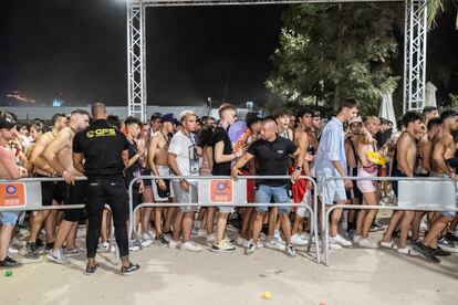 Decenas de jóvenes hacían cola en la noche del viernes para acceder al recinto del festival.