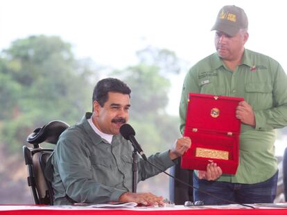Nicolás Maduro muestra un lingote de oro durante un acto.