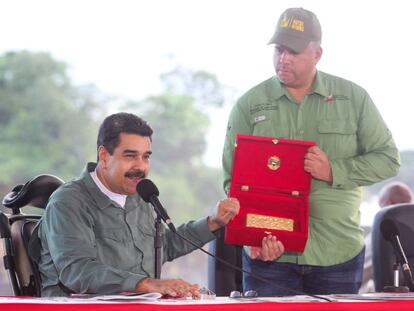 El presidente venezolano, Nicol&aacute;s Maduro, muestra un lingote de oro durante un acto. 