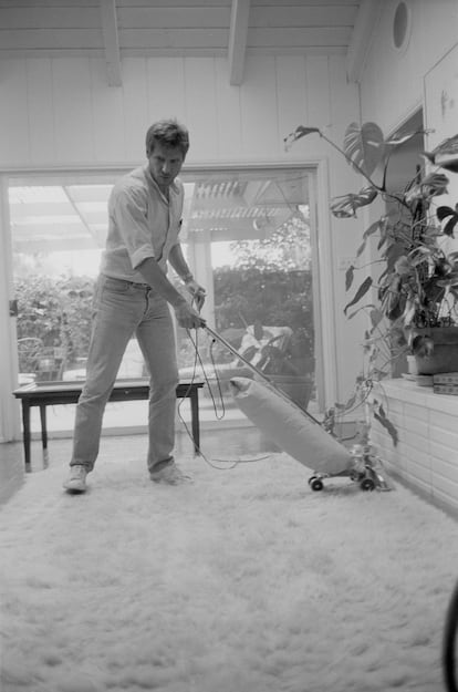 Harrison Ford en su casa de Beverly Hills en 1981.