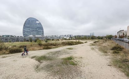 La parcela en Las Tablas investigada por la Comisión Europea. A la izquierda, la sede del BBVA; al fondo, las cuatro torres.