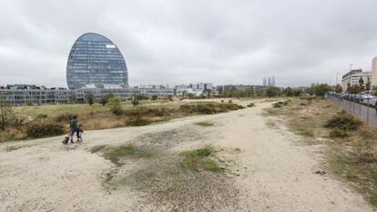 La parcela en Las Tablas investigada por la Comisión Europea. A la izquierda, la sede del BBVA; al fondo, las cuatro torres.