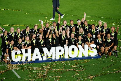 La selección de Nueva Zelanda celebra su victoria en la final del Mundial este sábado ante Inglaterra.