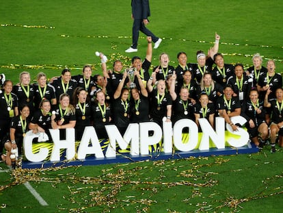 La selección de Nueva Zelanda celebra su victoria en la final del Mundial este sábado ante Inglaterra.