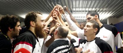 Los integrantes del Madrid celebran el t&iacute;tulo en el vestuario.