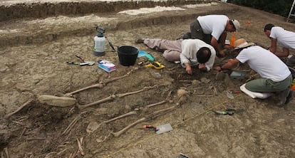 Trabajos de excavaci&oacute;n en las fosas descubiertas el la finca el Marrufo.