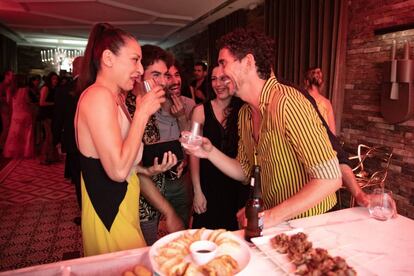 Los actores Mariola Fuentes y Paco León.