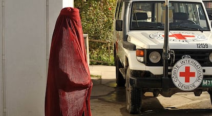 Una mujer frente a un veh&iacute;culo de la Cruz Roja en Kabul, en una foto de archivo.