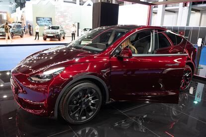 Un Tesla Model Y expuesto en el Salón del Automóvil de Barcelona 2023.