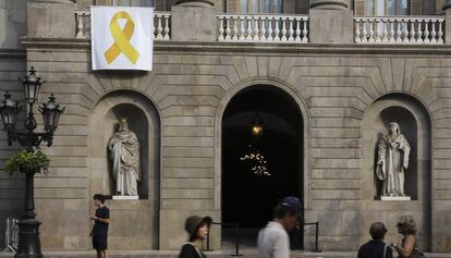 Imagen de la fachada del Ayuntamiento  de Barcelona con un lazo amarillo.