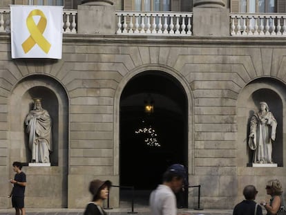 Imagen de la fachada del Ayuntamiento  de Barcelona con un lazo amarillo.