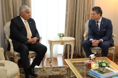 José Raúl Mulino (izquierda) y Pete Hegseth este martes, en Ciudad de Panamá.