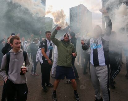 Aficionados del Newcastle United celebran la venta del club al consorcio en St. James's Park.