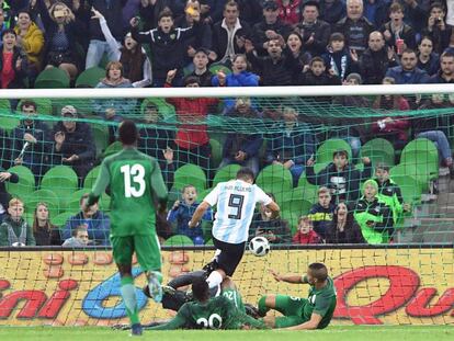 Ag&uuml;ero marca para Argentina ante Nigeria.