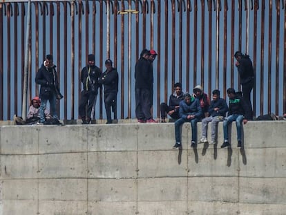 Varios menores en el puerto de Ceuta.