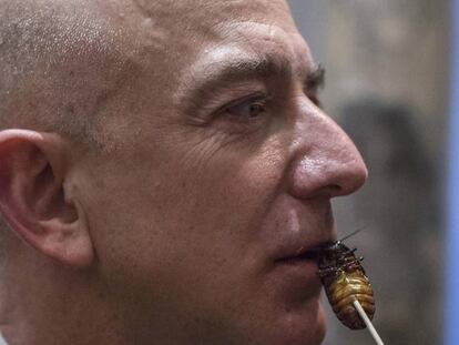 Jeff Bezos, presidente y consejero delegado de Amazon, comiendo una cucaracha cocinada en la 110ª cena anual del Club de Exploradores, en Nueva York.