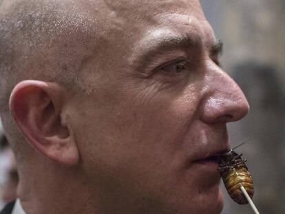 Jeff Bezos, presidente y consejero delegado de Amazon, comiendo una cucaracha cocinada en la 110ª cena anual del Club de Exploradores, en Nueva York.