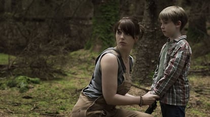 Séana Kerslake y James Quinn Markey, en 'Bosque maldito'.