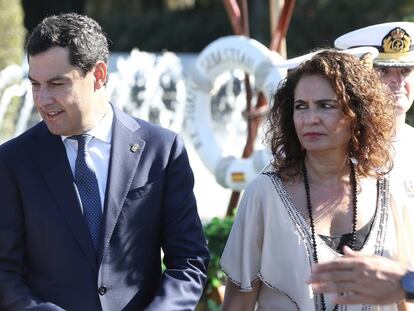 El presidente de la Junta de Andalucía, Juan Manuel Moreno, y la ministra de Hacienda en funciones, María Jesús Montero, este verano en Sevilla.