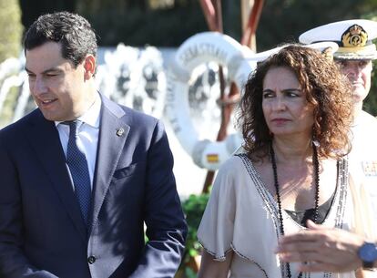 El presidente de la Junta de Andalucía, Juan Manuel Moreno, y la ministra de Hacienda en funciones, María Jesús Montero, este verano en Sevilla.