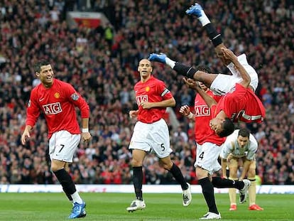 Nani celebra con una voltereta su gol ante Cristiano Ronaldo, Ferdinand y Hargreaves.
