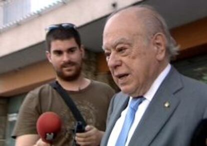 Jordi Pujol, a la salida de su domicilio en Barcelona en la ma&ntilde;ana del lunes.