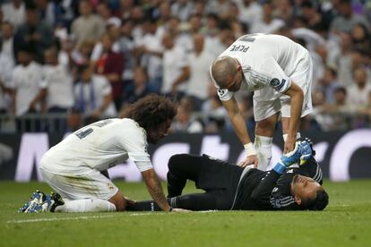 El portero costarricense del Real Madrid Keylor Navas es atendido por sus compañeros Marcelo y Pepe, durante el partido. 