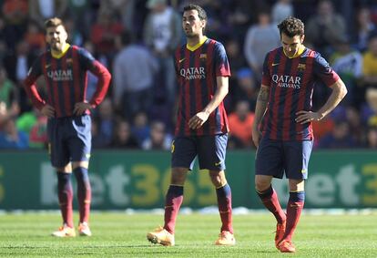 Piqué, Busquets y Cesc se lamentan tras el gol del Valladolid