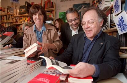 Javier Marías hojea un ejemplar de 'Corazón tan blanco'. Con él, Amaya Elezcano y Miguel Munárriz.