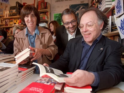 Javier Marías, en 2002, en la Feria del Libro de Madrid.