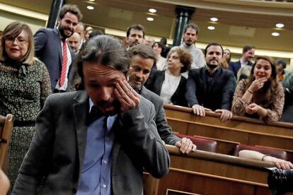 El líder de Unidas Podemos, Pablo Iglesias, visiblemente emocionado después de que Pedro Sánchez consiguiera este martes los votos necesarios para ser investido presidente del Gobierno.