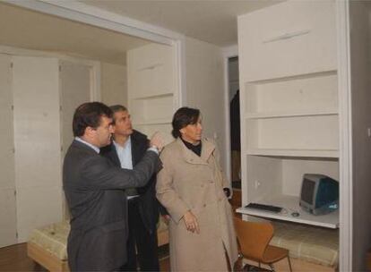 Un agente inmobiliario muestra una vivienda a unos compradores