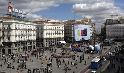 La Puerta del Sol, ayer, con el cartel de Tío Pepe, a la izquierda, en su nueva ubicación.