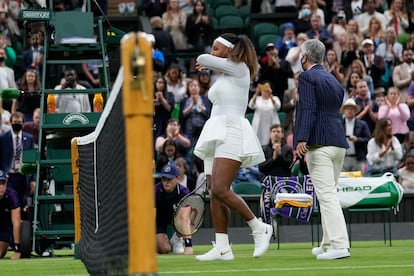 Serena Williams se retira de la central de Wimbledon llorando.