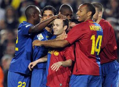 El equipo celebra con Iniesta el primer gol del partido, obra del centrocampista manchego