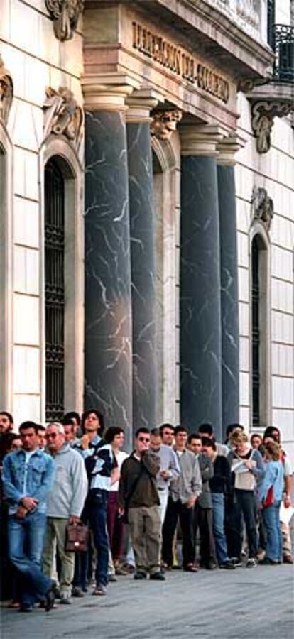 Extranjeros comunitarios esperan en la Delegación del Gobierno.