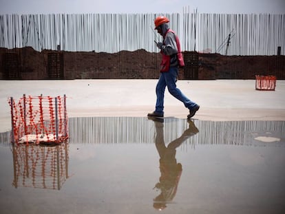 Un trabajador en una obra en construcción en Ciudad de México.