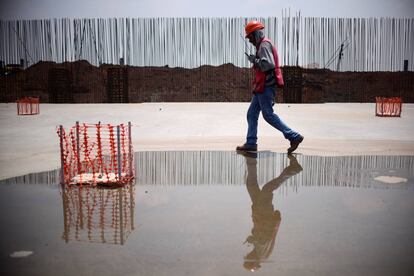 Un trabajador en una obra en construcción en Ciudad de México.