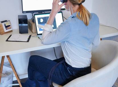 Mujer teletrabajando durante la pandemias de coronavirus.