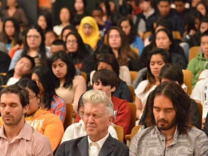 El director de cine David Lynch medita con un grupo de estudiantes.