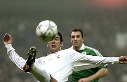 Raúl intenta controlar el balón en un momento del partido de ayer.