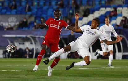 Sadio Mané y Éder Militão pugnan por la pelota en un momento del partido.