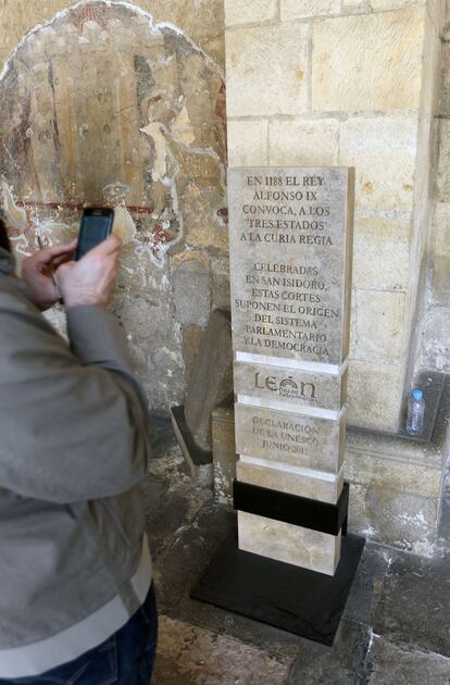 Placa de la Unesco en el claustro que reconoce la celebración, en 1188, de cortes convocadas por el rey Alfonso IX de León, por lo que califica este lugar de "cuna del parlamentarismo europeo".