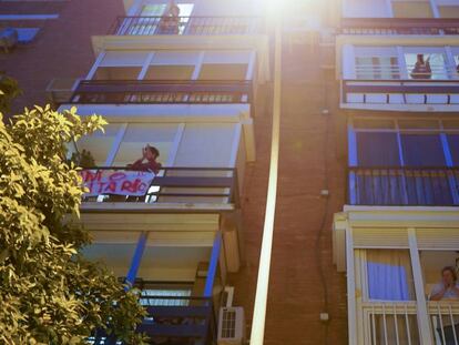 Vecinos de Sevilla aplauden desde sus balcones al personal sanitario del Hospital Infanta Luisa de Sevilla. 