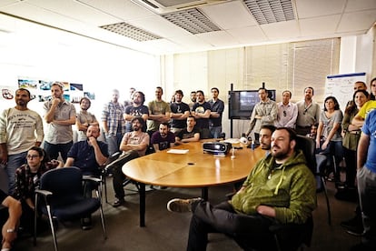 El tráiler. Reunión a finales de junio de parte del equipo que trabaja en Atrapa la bandera. Acaba de llegar el corte final del anuncio de la película. Gato (en el centro) pone en marcha el proyector. A su izquierda, el productor Nicolás Matji.