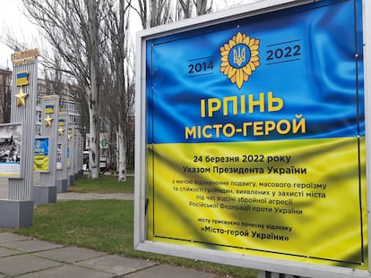 Memorial en Kiev a las “ciudades heroicas” de la URSS, el pasado día 12, tras la acción de los activistas. En primer plano, la nueva pancarta dedicada a la ciudad ucrania de Irpin.