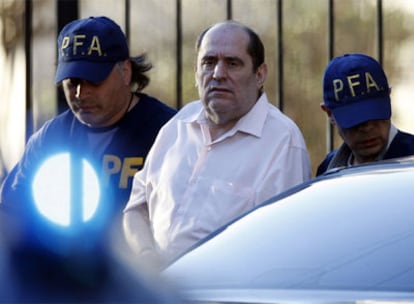 Policías federales argentinos custodian a Rodríguez Menéndez el día en que fue llamado a declarar por el juez.